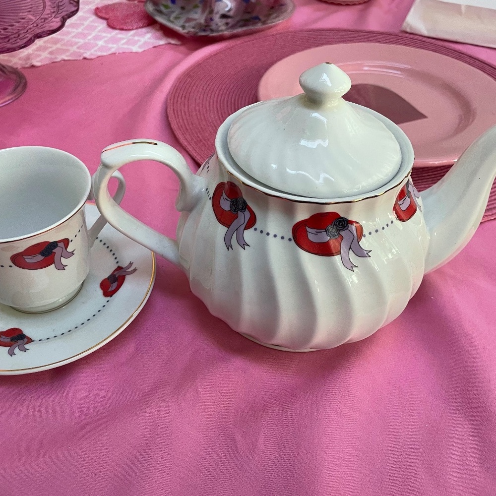 RED HAT LADY club Darci 20 Tea Cups and saucers in Case plus One mint Tea Pot
